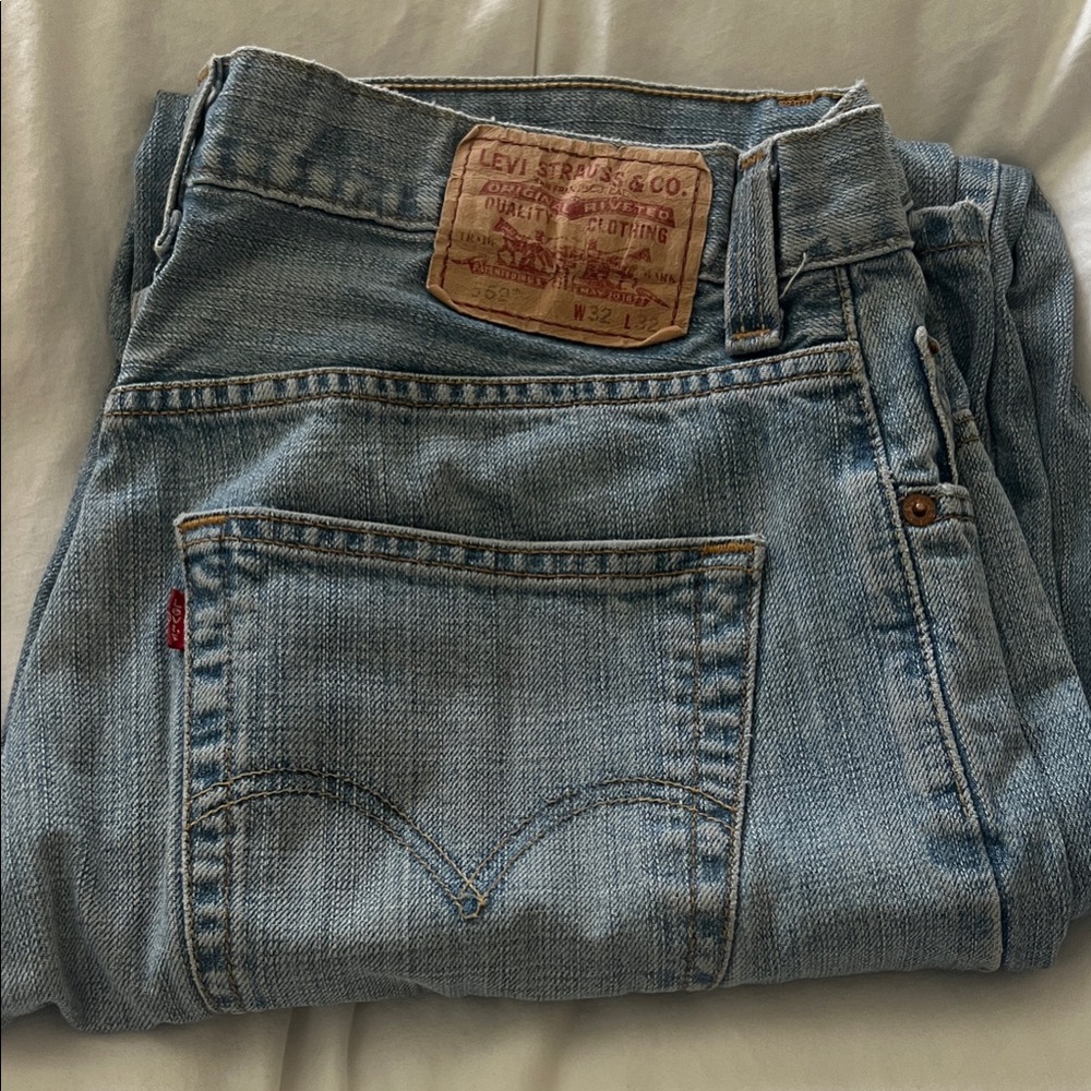 Levi's Men's Light Wash 569 loose straight Leg Jeans